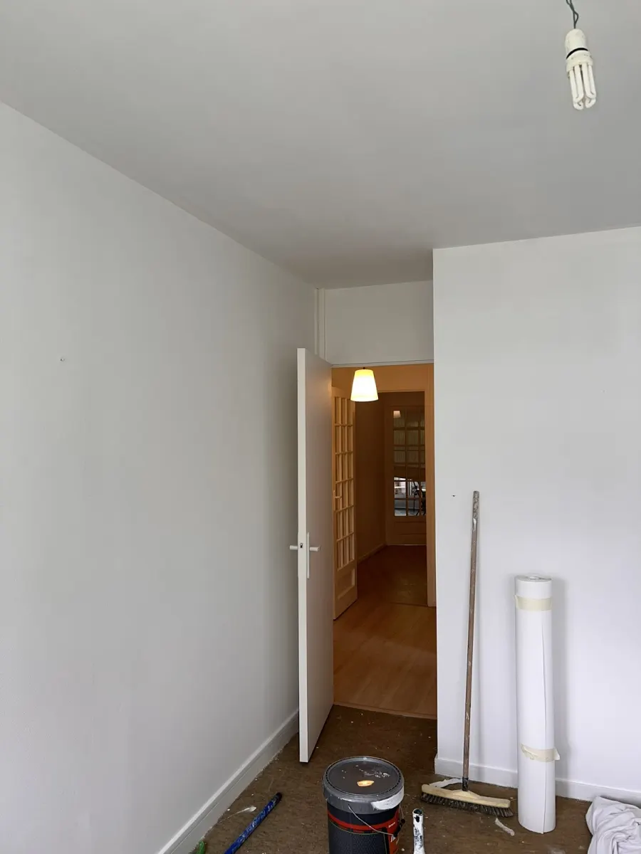 Réalisation de peinture de cage d'escalier par jh peinture deco